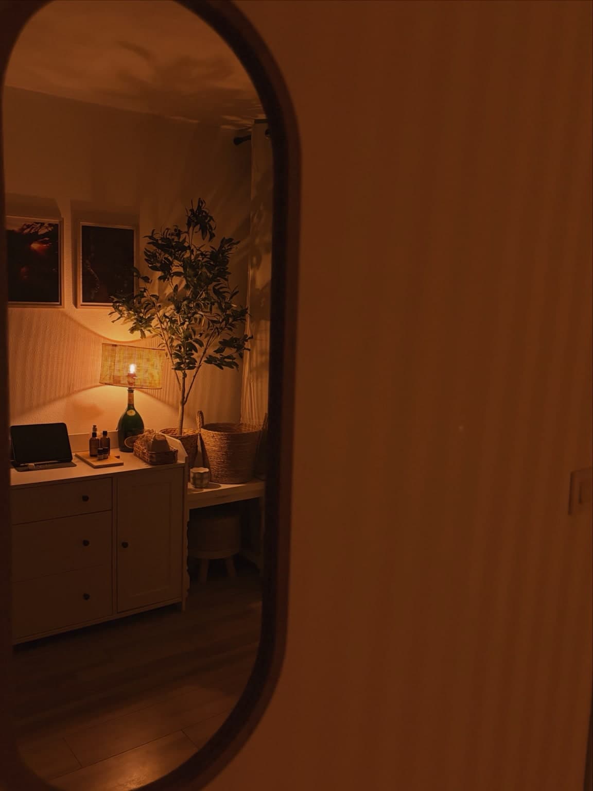 Vue à travers le miroir de la cabine du salon Nerea Bien-Être