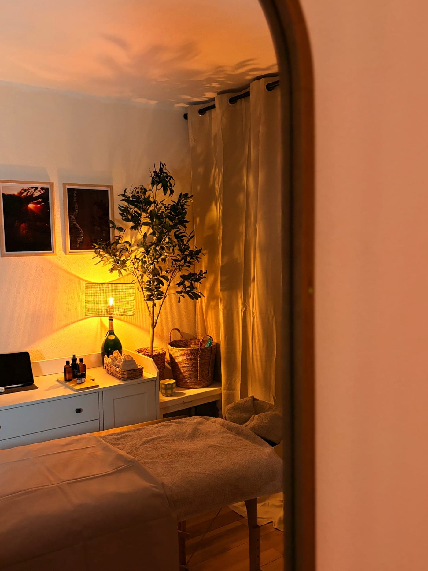 Cabine de soin du salon Nerea Bien-Être, vue à travers le miroir